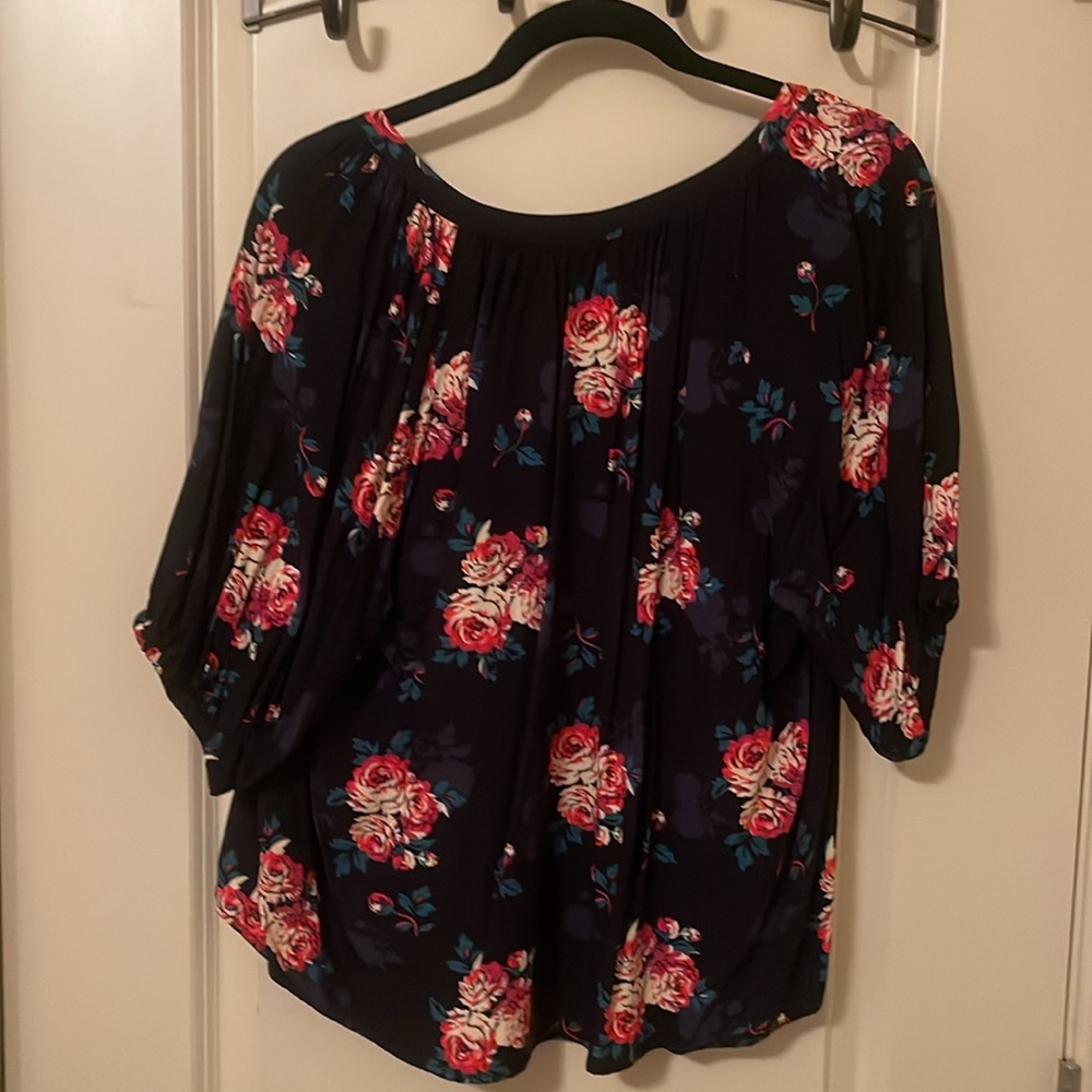 Split neck blouse - Picture 2 of 4
